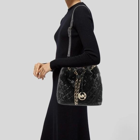 Michael Kors Embossed Chain-Link Bucket Bag Black gold Bucket purse NWOT - Picture 3 of 14